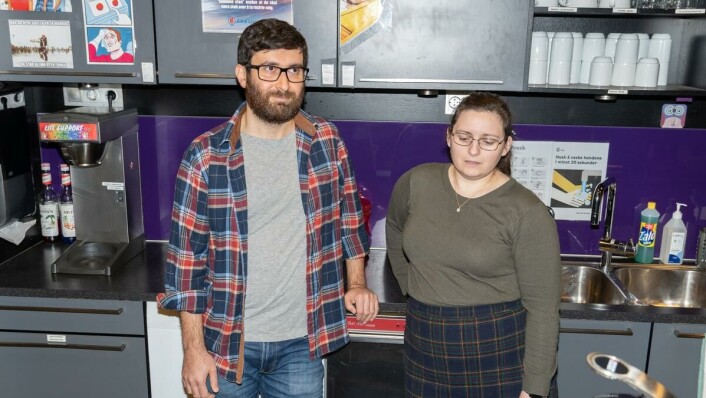 Skapar eit miljø: Raymar Hassani og Asa-Jane Stuart-Campbell ser store fordelar ved å jobba i frivillig i studentbar. Nå frykter dei underskot av frivillige. Skapar eit miljø: Raymar Hassani og Asa-Jane Stuart-Campbell ser store fordelar ved å jobba i frivillig i studentbar. Nå frykter dei underskot av frivillige.