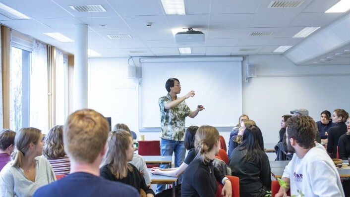 Fullt hus: Er det tid for te? Professor i kinesisk Chieh-Ting Lin fra Taiwan forteller om vitenskapen bak teen foran de oppmøtte. Fullt hus: Er det tid for te? Professor i kinesisk Chieh-Ting Lin fra Taiwan forteller om vitenskapen bak teen foran de oppmøtte.