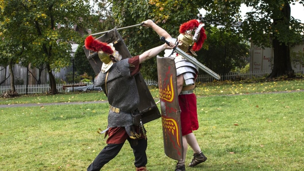 En garde: Benjamin Utvik og Sondre Bjercke i nærkamp. De er begge medlem av studentforeningen Legio XV En garde: Benjamin Utvik og Sondre Bjercke i nærkamp. De er begge medlem av studentforeningen Legio XV