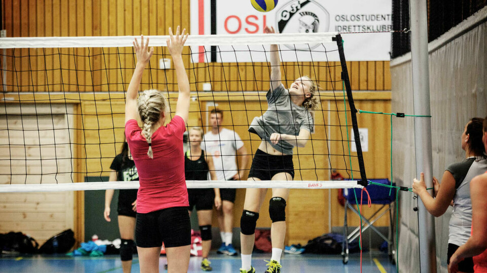 Volleyball-trening i Blindernhallen: Disse og andre medlemmer av Oslostudentenes Idrettsklubb går en mer usikker fremtid i møte takket være kutt i organisasjonens økonomi.