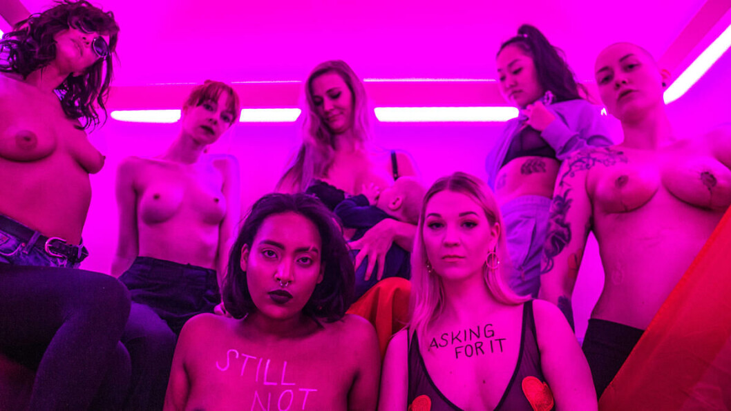 Free the nipple: Fra venstre: Nina Lyons, Iselin Rathke, Anne-Linn Kristiansen, Yvonne Ruyter og Noddy Ueland. Foran fra venstre er gründer bak klubbkonseptet Free the Nipple, Selena Sefany, og lederkompanjong Kristin Kessler. Free the nipple: Fra venstre: Nina Lyons, Iselin Rathke, Anne-Linn Kristiansen, Yvonne Ruyter og Noddy Ueland. Foran fra venstre er gründer bak klubbkonseptet Free the Nipple, Selena Sefany, og lederkompanjong Kristin Kessler.
