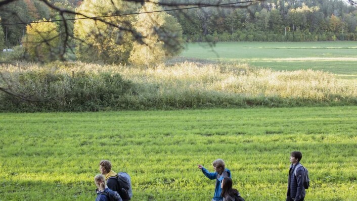 Til lands: For å komme seg til havs, samles foreningen Steinbiten, med håv og håp i hånden. Til lands: For å komme seg til havs, samles foreningen Steinbiten, med håv og håp i hånden.