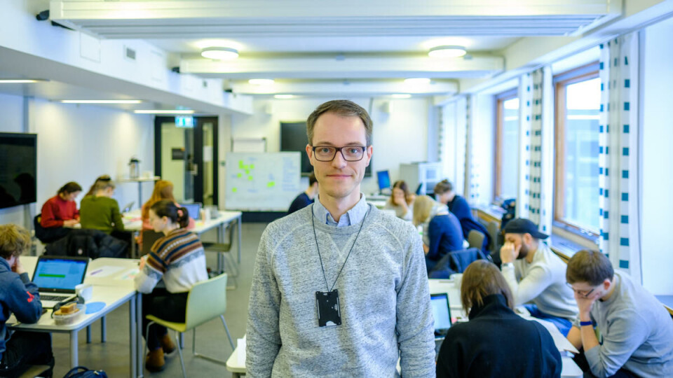 Utfordrer fake news: Førstelektor ved UiO's kommunikasjonsseksjon, Åsmund Eikenes, mener kunnskapsformidling er viktigere enn noensinne. Med «Skrivelab» ønsker han å gi realfagsstudenter en «hands-on» tilnærming til kommunikasjonsfaget.