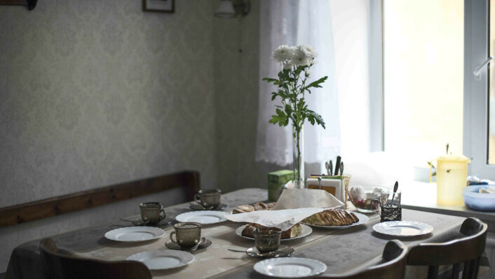 Gjestfrihet: Vladimir har dekket på med blomster og hjemmelaget mat for anledningen. Gjestfrihet: Vladimir har dekket på med blomster og hjemmelaget mat for anledningen.