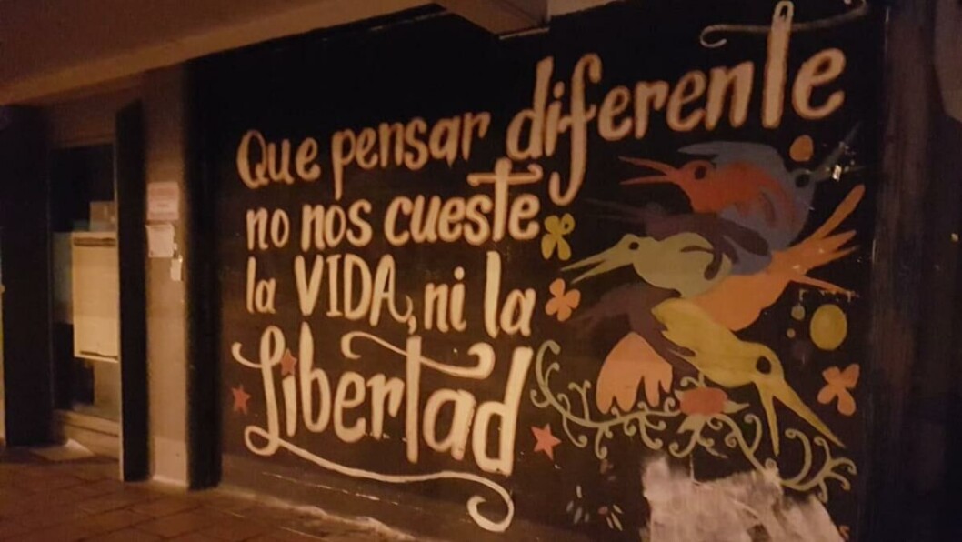 Livet eller friheten: Aktivismen i Colombia er nært knyttet til studentmiljøene. Ved universitetet i Bogotà står denne teksten, et kamprop for «at å tenke annerledes ikke skal koste oss livet eller friheten». Livet eller friheten: Aktivismen i Colombia er nært knyttet til studentmiljøene. Ved universitetet i Bogotà står denne teksten, et kamprop for «at å tenke annerledes ikke skal koste oss livet eller friheten».