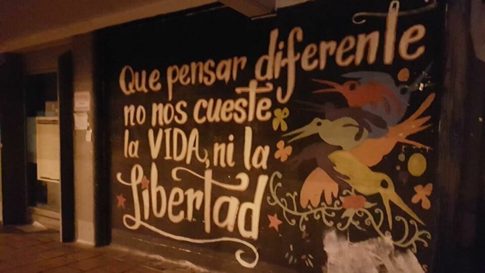 Livet eller friheten: Aktivismen i Colombia er nært knyttet til studentmiljøene. Ved universitetet i Bogotà står denne teksten, et kamprop for «at å tenke annerledes ikke skal koste oss livet eller friheten».