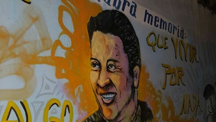 Gatekunst: Minneord for professor og menneskerettighetsforkjemper Euardo Umaña: «Bedre å dø for noe enn å leve uten mening». Umaña ble drept i 1998.