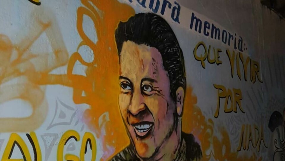 Gatekunst: Minneord for professor og menneskerettighetsforkjemper Euardo Umaña: «Bedre å dø for noe enn å leve uten mening». Umaña ble drept i 1998.