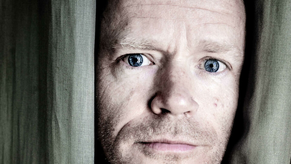 VERDENS MEST ENSOMME: Når kjæresten og døtrene er borte, kan ensomheten ta pusten fra selv Norges morsomste mann.