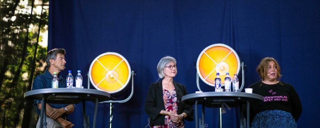 En ny start: Professor i biologi Dag O. Hessen, professor i Kina-studier Mette Halskov Hansen, studentrepresentant Julianne Sørflaten Grovehagen, samt professor i litteraturvitenskap legger frem UiOs forslag til ny klimastrategi på oppstartsfestivalen «En ny start». En ny start: Professor i biologi Dag O. Hessen, professor i Kina-studier Mette Halskov Hansen, studentrepresentant Julianne Sørflaten Grovehagen, samt professor i litteraturvitenskap legger frem UiOs forslag til ny klimastrategi på oppstartsfestivalen «En ny start».