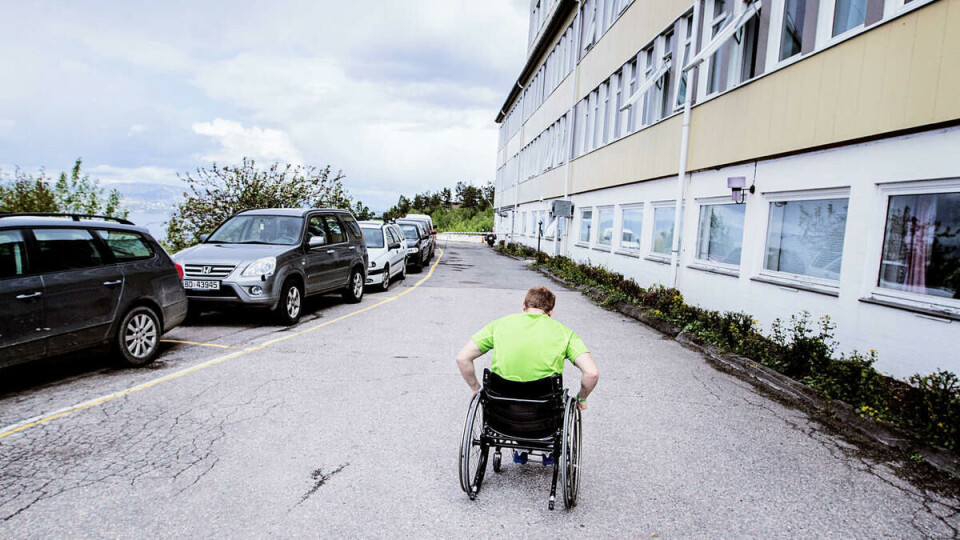 Fart: For ikke lenge siden fikk Ole Nebbneset ny rullestol som han kan kjøre fortere med. – Selv om jeg har fått beskjed om å roe meg ned, kjører jeg fortsatt fort, sier han.