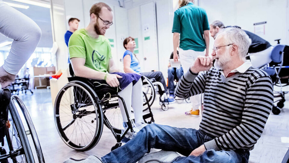 Folksomt: – Siden det er så mye folk rundt meg så burde jeg jo nesten fått hjelp til å få på skoa, sier Nebbneset mens han tar tak i den ene foten, løfter den mot seg, og trer på den ene skoa.