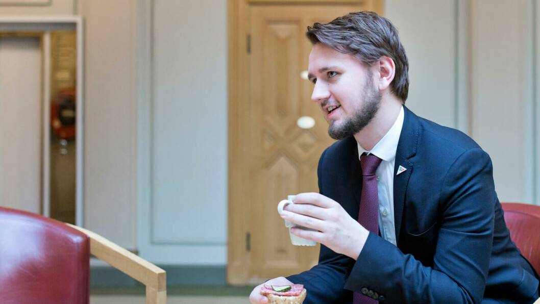 Billig lunsj: Stortingsrepresentant for SV, Freddy André Øvstegård, sier han ikke savner prisene hos SiO. Han mener prisforskjellen mellom Blindern og stortingskantina er svært stor. Prisene i overskriften baserer seg på kaffe, varmlunsj og rundstykke hos SiO og i Stortingskantina. Billig lunsj: Stortingsrepresentant for SV, Freddy André Øvstegård, sier han ikke savner prisene hos SiO. Han mener prisforskjellen mellom Blindern og stortingskantina er svært stor. Prisene i overskriften baserer seg på kaffe, varmlunsj og rundstykke hos SiO og i Stortingskantina.