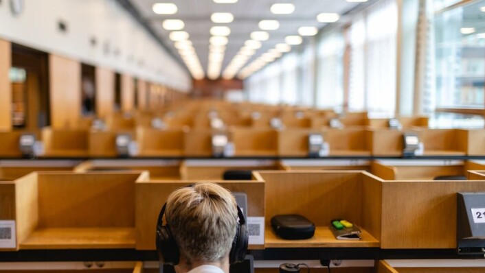 Annenhver: Lesesalene er ikke unntatt avstandskravet. Heller ikke lesesalene for masterstudenter, som nå må benytte øvrige lesesaler for å jobbe med mastergraden sin. Annenhver: Lesesalene er ikke unntatt avstandskravet. Heller ikke lesesalene for masterstudenter, som nå må benytte øvrige lesesaler for å jobbe med mastergraden sin.