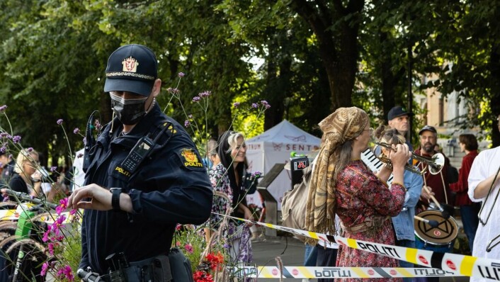 Rygg mot rygg: Politiet var synlig i gatene under demonstrasjonene i Oslo denne uken. Rygg mot rygg: Politiet var synlig i gatene under demonstrasjonene i Oslo denne uken.
