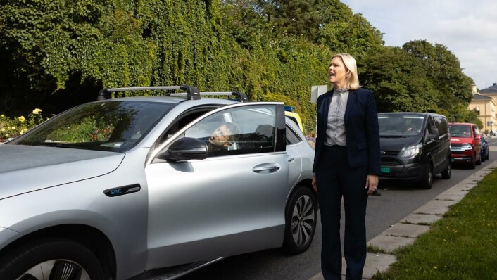 Bråstopp: Frp-leder Sylvi Listhaug satt i en av bilene som ble stanset av bilene som ble stanset av vei-blokkaden. Bråstopp: Frp-leder Sylvi Listhaug satt i en av bilene som ble stanset av bilene som ble stanset av vei-blokkaden.
