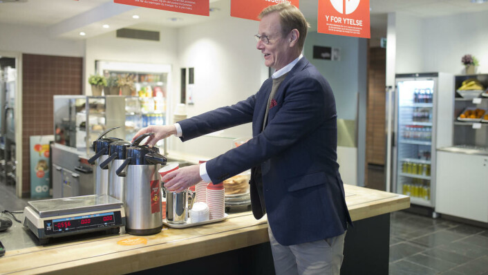 Kaffe må man ha: Tornquist sjenker seg en kopp kaffe fra egenserveringen i SiO-kantina på NMH. Kaffe må man ha: Tornquist sjenker seg en kopp kaffe fra egenserveringen i SiO-kantina på NMH.