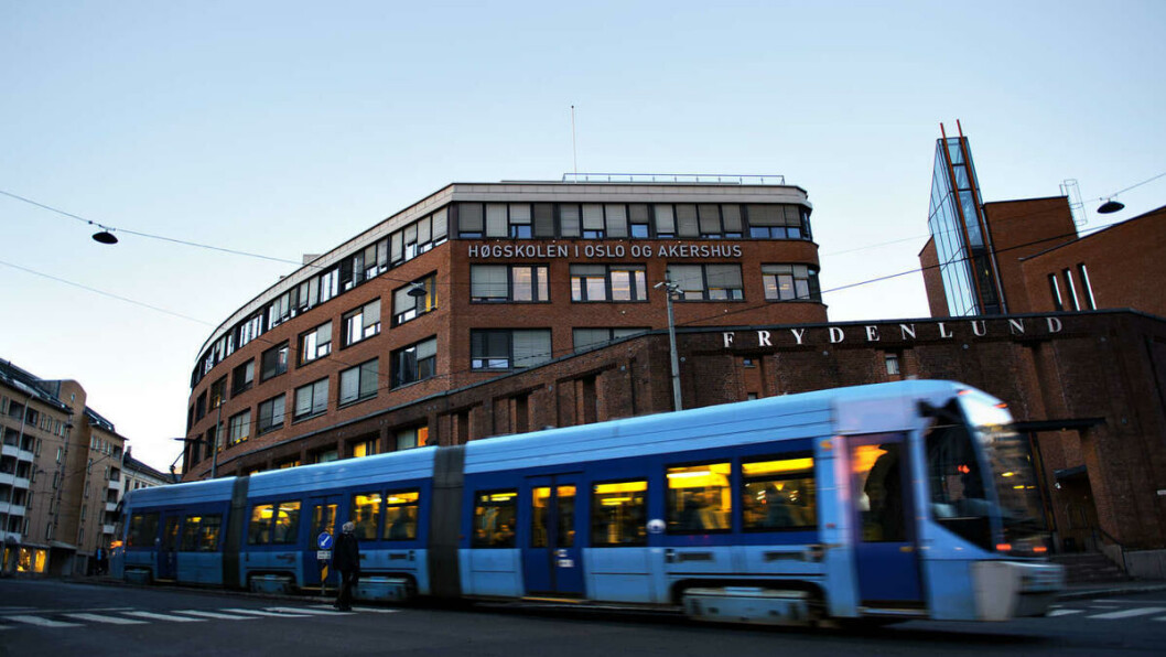 Sin vante gang: Trikken kjører forbi Oslomets lokaler i Pilestredet. Selv om den tidligere høgskolen nå er universitet, blir det ingen obligatoriske exphil-timer. Foto:arkiv/Sjur Stølen Sin vante gang: Trikken kjører forbi Oslomets lokaler i Pilestredet. Selv om den tidligere høgskolen nå er universitet, blir det ingen obligatoriske exphil-timer. Foto:arkiv/Sjur Stølen