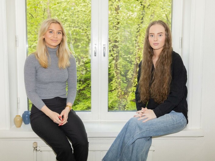 EN LAVERE TERSKEL: Gia-Clara Stenseng Molven (21) og Ingrid Rønningen (21) håper at appen kan føre til mer åpenhet om psykisk helse. EN LAVERE TERSKEL: Gia-Clara Stenseng Molven (21) og Ingrid Rønningen (21) håper at appen kan føre til mer åpenhet om psykisk helse.