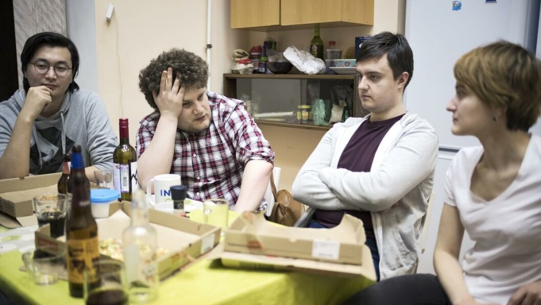 Pizza og kvas: Rundt bordet i studentleiligheten sitter vennene (f.v) Alen, Andrei, Sergei og Victoria. Ingen er spesielt fan av Vladimir Putin, uten at de tar til gatene av den grunn. I kveld har de rigget seg til med pizza og den tradisjonelle russiske drikken kvas, som er laget av mørkt brød og vann som får gjære sammen. Pizza og kvas: Rundt bordet i studentleiligheten sitter vennene (f.v) Alen, Andrei, Sergei og Victoria. Ingen er spesielt fan av Vladimir Putin, uten at de tar til gatene av den grunn. I kveld har de rigget seg til med pizza og den tradisjonelle russiske drikken kvas, som er laget av mørkt brød og vann som får gjære sammen.