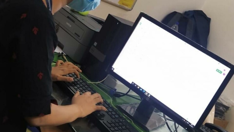 Korona-kriger: På oppfordring fra de lokale myndighetene i Mumbai har medisinstudenten Sabreen Asari (22) meldt seg til «corona duty». Der jobber hun 48 timer i uken i tllegg til fulltidsstudier.