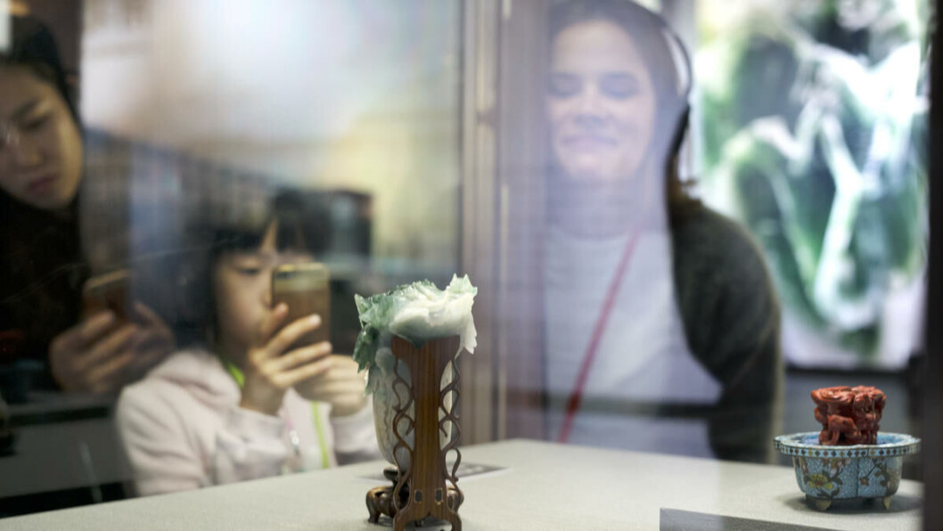 Kålhovud: Kina og Taiwan deler ein lang historie. Det er dette kålhovudet skjært ut av edelsteinen jade eit symbol på. Kålhovudet stod nemleg først utstilt i den Forbode By i Beijing før nasjonalistane tok den med seg til Taiwan i sin flykt frå Mao Zedong og hans kommunistiske troppar. Kålhovud: Kina og Taiwan deler ein lang historie. Det er dette kålhovudet skjært ut av edelsteinen jade eit symbol på. Kålhovudet stod nemleg først utstilt i den Forbode By i Beijing før nasjonalistane tok den med seg til Taiwan i sin flykt frå Mao Zedong og hans kommunistiske troppar.