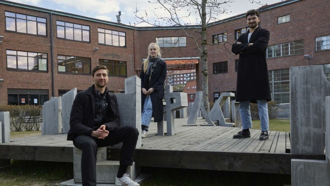 På oppløpssiden, lyttende til opprør: Sigurd Røsok (25), Maria Brox (25) og Daniel Tenev (25) nærmer seg slutten av arkitektstudiet og kaster seg snart ut i bransjen. De ønsker arkitekturopprøret velkommen: – Det er på tide, og det er veldig kult at det kommer fra vanlige folk, sier Daniel Tenev. På oppløpssiden, lyttende til opprør: Sigurd Røsok (25), Maria Brox (25) og Daniel Tenev (25) nærmer seg slutten av arkitektstudiet og kaster seg snart ut i bransjen. De ønsker arkitekturopprøret velkommen: – Det er på tide, og det er veldig kult at det kommer fra vanlige folk, sier Daniel Tenev.
