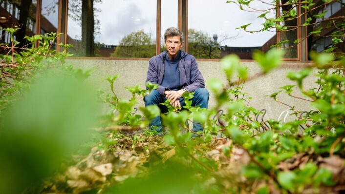 Tverrgående bjelker: Universitetet er ikke rigget for å håndtere en tverrfaglig tilnærming til klima- og miljøproblematikken mener biologiprofessor Dag O. Hessen. Det er bred enighet om at det må tilrettelegges for tverrgående bjelker mellom fakulteter og institutter. Tverrgående bjelker: Universitetet er ikke rigget for å håndtere en tverrfaglig tilnærming til klima- og miljøproblematikken mener biologiprofessor Dag O. Hessen. Det er bred enighet om at det må tilrettelegges for tverrgående bjelker mellom fakulteter og institutter.