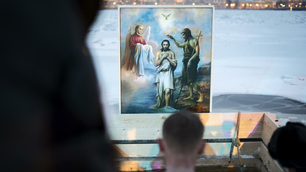 Døperen Johannes: Foran hullet i isen der baderne senker seg ned, henger et bilde av Jesu' egen dåp i Jordan-elven. Kontrasten er stor til Nevas iskledde bredder. Døperen Johannes: Foran hullet i isen der baderne senker seg ned, henger et bilde av Jesu' egen dåp i Jordan-elven. Kontrasten er stor til Nevas iskledde bredder.