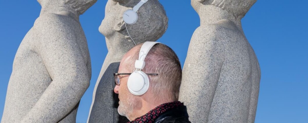 Mellommenneskelig kraft: Mennesker reagerer mer på musikk spilt av mennesker enn maskiner, forklarer Are Brean, forfatter og førsteamanuensis ved Norges musikkhøg- skole. Dette er fordi musikken spilt av mennesker inneholder mikro-unøyaktigheter, som gjør at vi gjenkjenner mennesket bak musikken. Mellommenneskelig kraft: Mennesker reagerer mer på musikk spilt av mennesker enn maskiner, forklarer Are Brean, forfatter og førsteamanuensis ved Norges musikkhøg- skole. Dette er fordi musikken spilt av mennesker inneholder mikro-unøyaktigheter, som gjør at vi gjenkjenner mennesket bak musikken.