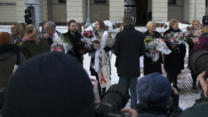 Slottsplassen: Det er en årelang tradisjon at statsministeren presenterer regjeringens sin utenfor Slottet. Slottsplassen: Det er en årelang tradisjon at statsministeren presenterer regjeringens sin utenfor Slottet.