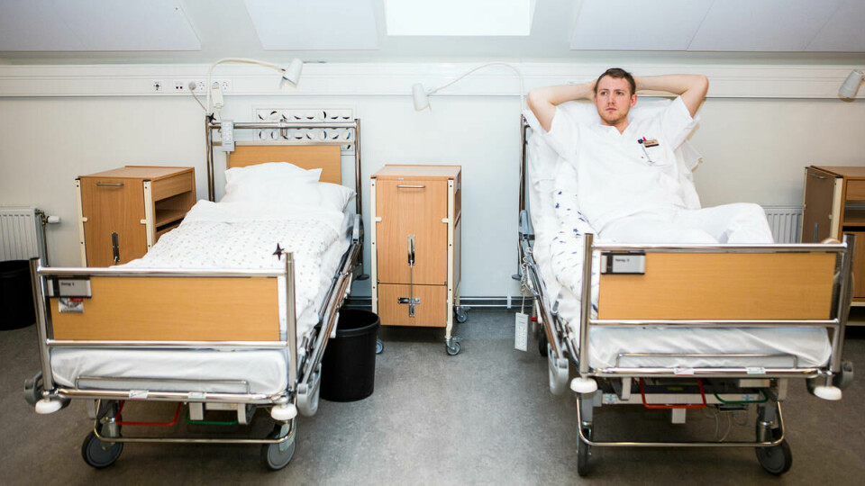 Fremtidig sykepleier? Henrik Hasfjord går tredjeåret på sykepleierstudiet og mener det bare er de som har en genuin motivasjon for å hjelpe andre som klarer seg i det tøffe yrket.