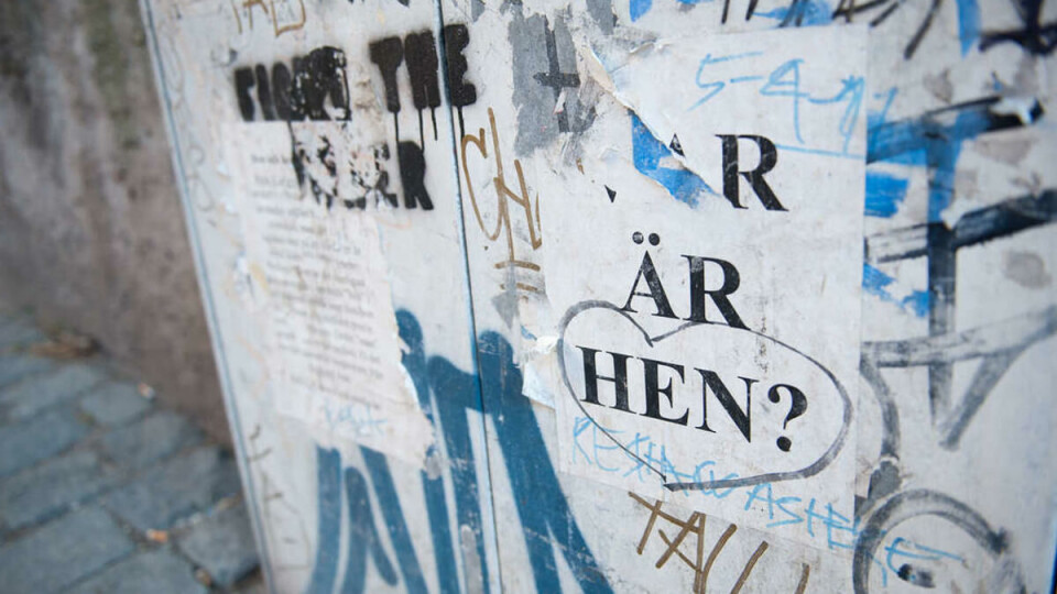 Er det virkelig en feministbølge på gang der borte? spurte jeg Roxane, vennen min fra Stockholm, for en stund siden.
-- En riktig feministvåg! sa hun, men ombestemte seg:
-- Jag vill egentligen inte kalla det för en våg, för jag tror inte att den kommer gå över!
Med nye problembeskrivelser, et snev av sinne og et kraftig sosialt verktøy, internett, skjer det en oppvåkning på andre siden av grensen vi ikke har sett hos oss siden 70-tallet. Feministiske spørsmål debatteres daglig i pressen, byene bobler over av kreative sivilsamfunnsinitiativ, og kjønnsstudiemiljøene har brede ambisjoner og faglig tyngde. I bresjen står en masse unge, akademisk bevisste og nettkyndige kvinner. Universitas dro til Stockholm for å møte noen av dem.
Det er 10. mars i år, Melodifestival, og halve Sverige er samlet foran tv-en. Scenen er full av paljetter og PR-kåte artister med metertykke sminkelag. En skulle tro publikum i Globen var omtrent like tilgjort. Men ikke i kveld. Kameralinsa sveiper gjennom publi