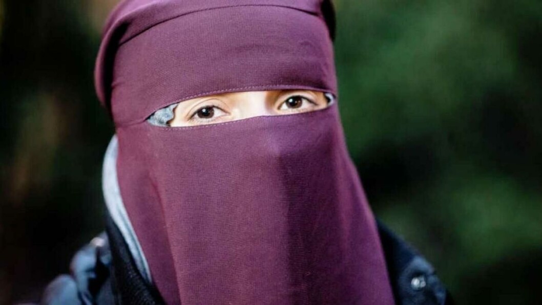 Nikab: En fersk undersøkelse viser at et knapt flertall av studentene vil forby det ansiktsdekkende plagget. Illustrasjonsfoto: arkiv. Nikab: En fersk undersøkelse viser at et knapt flertall av studentene vil forby det ansiktsdekkende plagget. Illustrasjonsfoto: arkiv.
