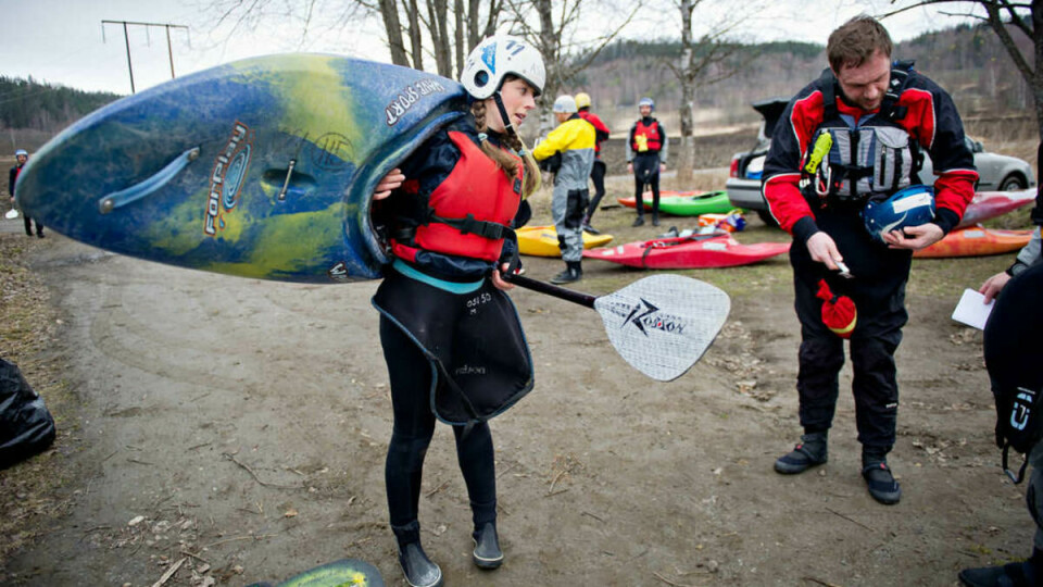 VELUTSTYRTE PADLERE: Astri Nordbakken og Geir Kristian Hansen bærer tungt, padling er best på vann.