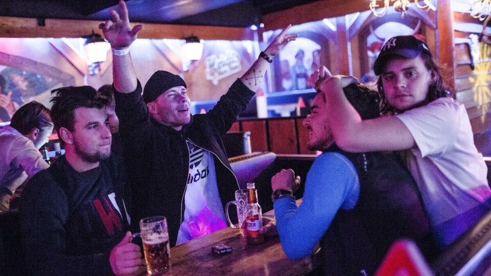 FESTGLADE: Erik Larsson, Sindre Karlsen, Haakon Eid og Jakob Hellerud er klar for å feste videre på utestedet Heidis i Oslo sentrum etter at skihelgen i Sverige fikk en brå avslutning. Arkivfoto: Eskil Wie