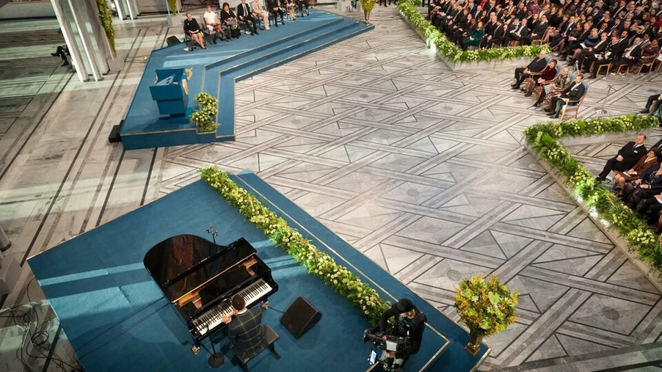 Musician John Legend sang Bob Marley's «Redemption Song» during the ceremony.
