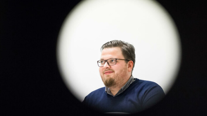 KLAR FOR DE NESTE: -Jeg har brukt altfor mye tid i stummende mørke, og ikke klart å nyte hvert eneste sekund av livet. Om det blir tretti, førti eller femti år til, det vet jeg ikke. Jeg har statistikken mot meg på levealder, men jeg skal nok klare minst tredve år til. Jeg røyker, og jeg er overvektig – alle sånne parametere tilsier at jeg ikke blir hundre år gammel, sier Adrian Lorentsson. KLAR FOR DE NESTE: -Jeg har brukt altfor mye tid i stummende mørke, og ikke klart å nyte hvert eneste sekund av livet. Om det blir tretti, førti eller femti år til, det vet jeg ikke. Jeg har statistikken mot meg på levealder, men jeg skal nok klare minst tredve år til. Jeg røyker, og jeg er overvektig – alle sånne parametere tilsier at jeg ikke blir hundre år gammel, sier Adrian Lorentsson.