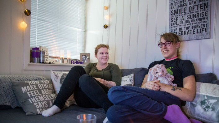 I EN NY BY: – Det var litt dritt. Jeg kjente jo ingen her og måtte skape et helt nytt nettverk og... så står du der liksom i en helt ny by, som er ganske stor. Men nå som jeg har fått masse venner og sånn her oppe, så er det egentlig ganske greit. I sofaen sitter Monica og ler sammen med venninnen Emma Renée Osnes (21). De møttes på Forandringsfabrikken. I EN NY BY: – Det var litt dritt. Jeg kjente jo ingen her og måtte skape et helt nytt nettverk og... så står du der liksom i en helt ny by, som er ganske stor. Men nå som jeg har fått masse venner og sånn her oppe, så er det egentlig ganske greit. I sofaen sitter Monica og ler sammen med venninnen Emma Renée Osnes (21). De møttes på Forandringsfabrikken.