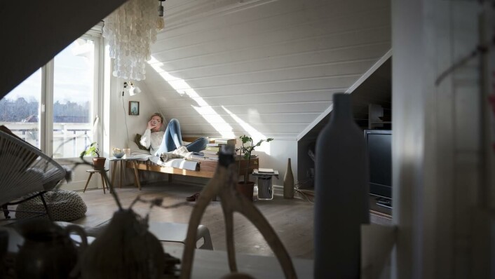 FILMKVELDER HJEMME: – Ungene er helt hekta på skrekk. De er drevne mediekonsumenter, men en dag så smeller det. Da ser du noe du faen meg aldri blir kvitt. Så jeg prøver å lære dem forskjellen på mer psykologiske grøssere og klassisk skrekkfilm, slik at de styrer unna. Her nyter hun en «Macody» hjemme på Nordstrand. FILMKVELDER HJEMME: – Ungene er helt hekta på skrekk. De er drevne mediekonsumenter, men en dag så smeller det. Da ser du noe du faen meg aldri blir kvitt. Så jeg prøver å lære dem forskjellen på mer psykologiske grøssere og klassisk skrekkfilm, slik at de styrer unna. Her nyter hun en «Macody» hjemme på Nordstrand.