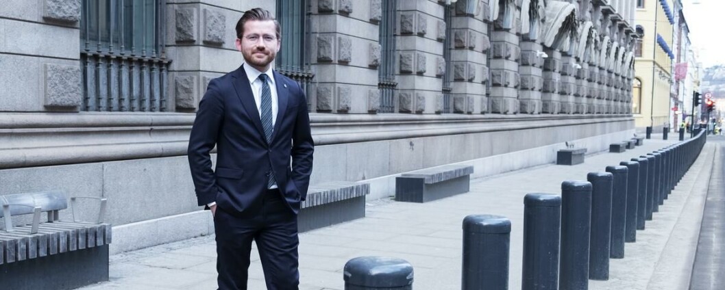 Uenig: Klima- og miljøvernminister Sveinung Rotevatn venstre stiller seg kritisk til stortingsrepresentant Roy Steffens påstand om at regjeringens satsning på økt studentmobilitet gir studentene et fritak fra klimadugnaden. En ny stortingsmelding konkluderer med at gevinstene ved økt studentmobilitet gjør opp for klimagassutslippene det medfører Uenig: Klima- og miljøvernminister Sveinung Rotevatn venstre stiller seg kritisk til stortingsrepresentant Roy Steffens påstand om at regjeringens satsning på økt studentmobilitet gir studentene et fritak fra klimadugnaden. En ny stortingsmelding konkluderer med at gevinstene ved økt studentmobilitet gjør opp for klimagassutslippene det medfører