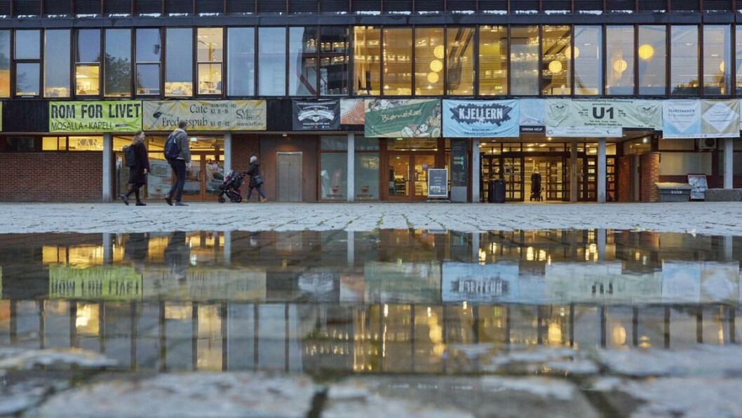 Får to teststasjoner: Én teststasjon har stått på Frederikkeplassen på Blindern siden august i fjor. Nå får UiO en stasjon til, der symptomfrie studenter kan teste seg. Får to teststasjoner: Én teststasjon har stått på Frederikkeplassen på Blindern siden august i fjor. Nå får UiO en stasjon til, der symptomfrie studenter kan teste seg.