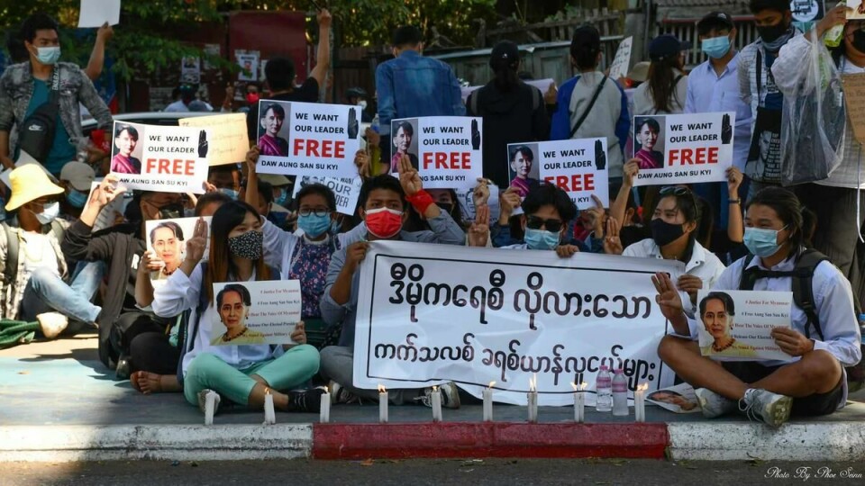 Støtter Suu Kiy: Demonstranter viser sin støtte til statskansler «Aung San Suu Kyi». Mandag denne uken viste hun ser for første gang via videolink i et rettsmøte, etter å ha blitt holdt i husarrest av kuppmakerne den siste måneden.