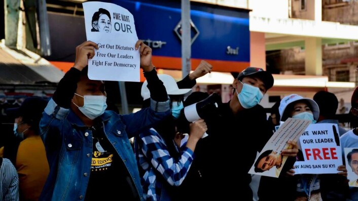 Fra protestene i Yangon. Fra protestene i Yangon.
