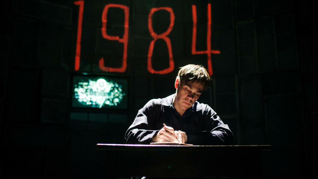 Universitas' anmelder sitter igjen med blandede følelser etter å ha sett Torshovteatrets «1984».
Foto: Erika Hebbert Universitas' anmelder sitter igjen med blandede følelser etter å ha sett Torshovteatrets «1984».
Foto: Erika Hebbert