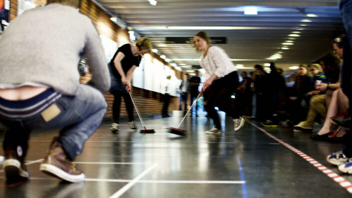 GJEV PRIS: Sølvtannbørsten er også en prestisjetung pris, selv om det ikke er curlingprestasjonene som blir premiert. GJEV PRIS: Sølvtannbørsten er også en prestisjetung pris, selv om det ikke er curlingprestasjonene som blir premiert.