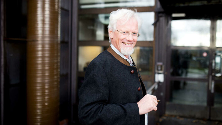 Nyte, nyte, nyte: Professor Jan Helge Solbakk sier at man må nyte før man kan yte. Selv røyker han tre sigarer hver dag, og oppfordrer studenter til å ha sex for å prestere bedre på eksamen. Foto: Arkiv/Håkon Benjaminsen Nyte, nyte, nyte: Professor Jan Helge Solbakk sier at man må nyte før man kan yte. Selv røyker han tre sigarer hver dag, og oppfordrer studenter til å ha sex for å prestere bedre på eksamen. Foto: Arkiv/Håkon Benjaminsen