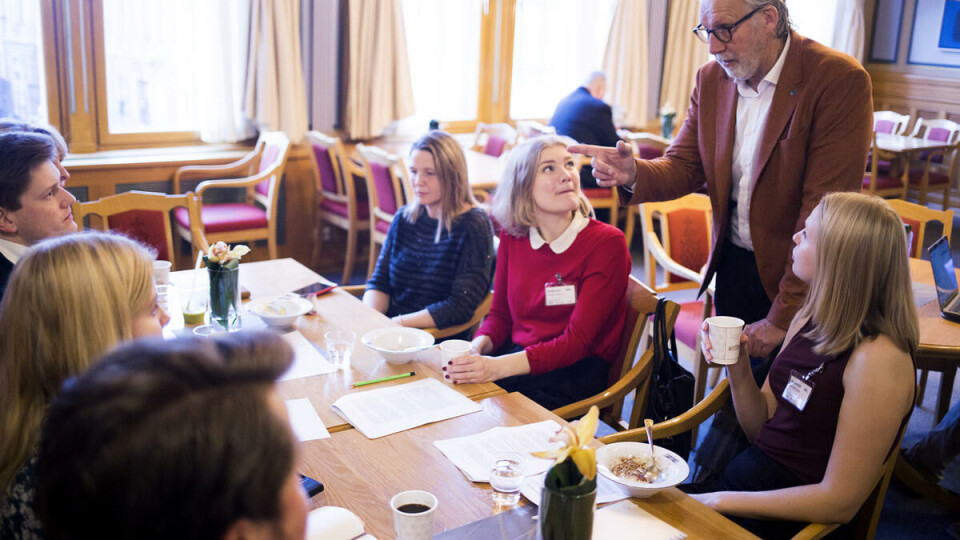 Budsjettbringer: Carl-Erik Grimstad forteller engasjert om Venstres nye forslag for å bedre studenters psykiske helse.