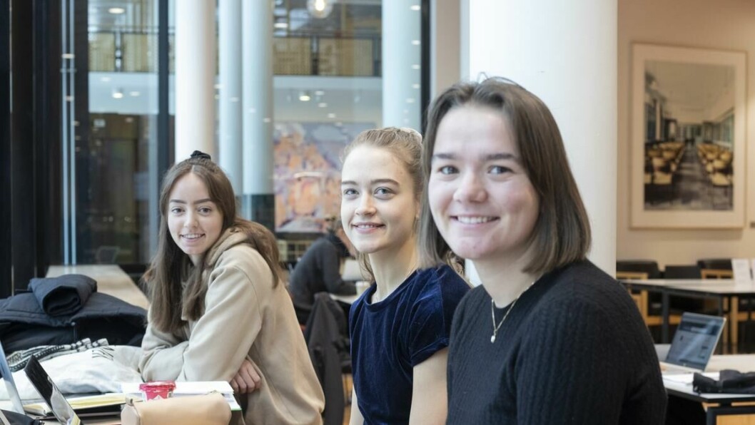 Gjensynsglede: (f.h.) Sarah Saxegaard (21), Maria Abu Khadra (22) og Maria Schøien Godø (22) mener det var på tide at campus åpnet igjen, etter nesten fire uker med stengte lesesaler.