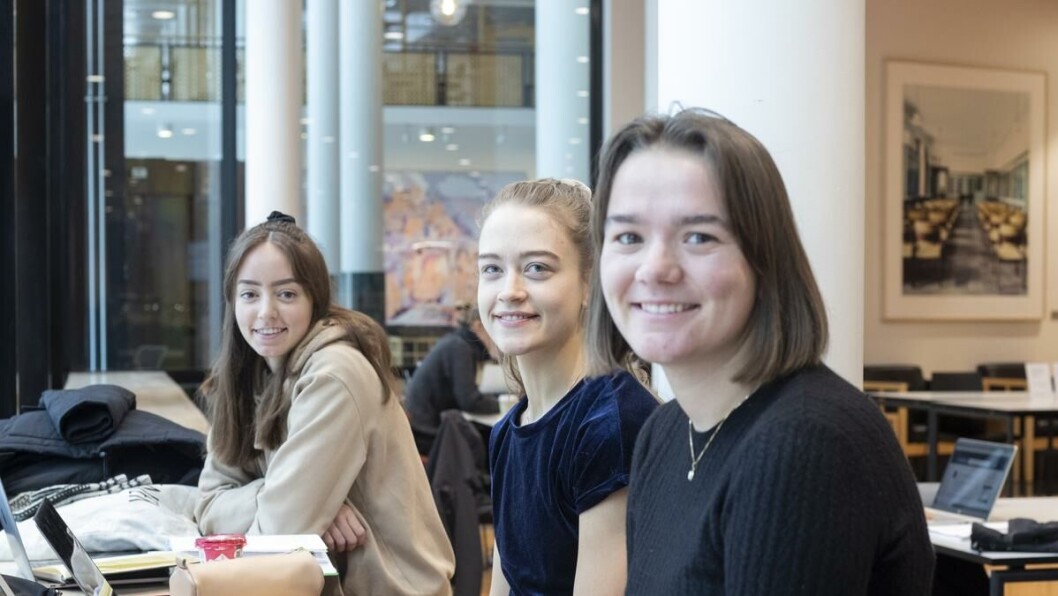 Gjensynsglede: (f.h.) Sarah Saxegaard (21), Maria Abu Khadra (22) og Maria Schøien Godø (22) mener det var på tide at campus åpnet igjen, etter nesten fire uker med stengte lesesaler. Gjensynsglede: (f.h.) Sarah Saxegaard (21), Maria Abu Khadra (22) og Maria Schøien Godø (22) mener det var på tide at campus åpnet igjen, etter nesten fire uker med stengte lesesaler.
